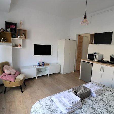 Lovely City Center Apartment - Free Minibar Букурещ Екстериор снимка